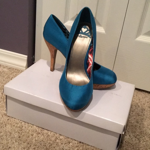 Fergalicious by Fergie turquoise platform pumps - Picture 1 of 6